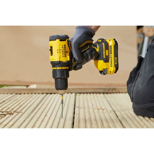 STANLEY® FATMAX® 18 Volt-os V20 akkumulátoros fúrócsavarozó (SFMCD710C2K)