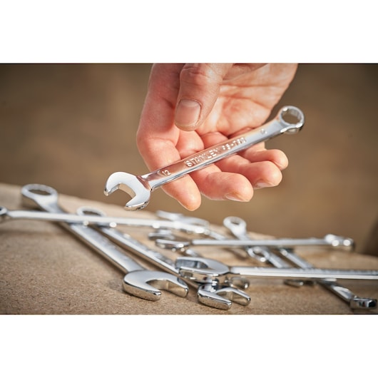 STANLEY STMT95793-0 spanner set, photography showing chrome wrenches, hand holding one wrench.