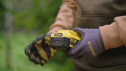 Video 18V STANLEY FATMAX V20 55cm Hedge Trimmer